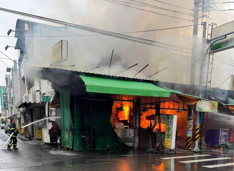 北斗中华路火警,2店面烧毁。(民众提供) 北斗中华路火警,2店面烧毁。(民众提供)