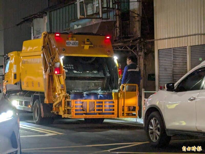 民众被劝勿站路口骂清洁队员脏话，被判刑。图为垃圾车清运垃圾照，非当事人照片。（记者王善嬿摄）