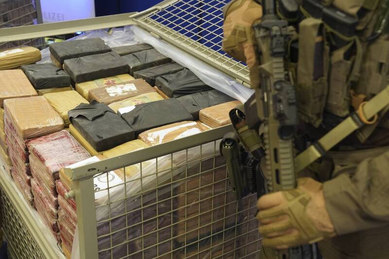 65岁的梅森操控一个以家族为核心的贩毒网络，示意图。（美联社）