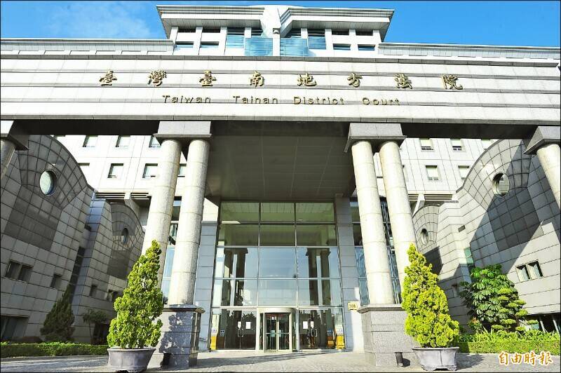 男網友偷拍熟睡裸照,以影像威脅性交,女方錄音搜證報警,台南地院依強制性交罪判3年6月徒刑,偷拍另判2月。(記者王捷攝) 男網友偷拍熟睡裸照,以影像威脅性交,女方錄音搜證報警,台南地院依強制性交罪判3年6月徒刑,偷拍另判2月。(記者王捷攝)