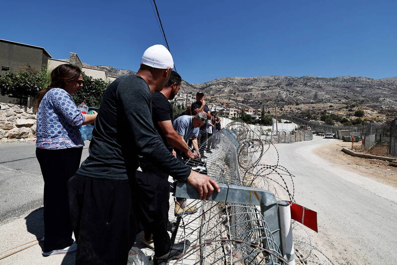 叙利亚南部族裔冲突的死亡人数在停火后持续攀升，累计已近千人。图为德鲁士人19日在戈兰高地的停火线等候。（欧新社）