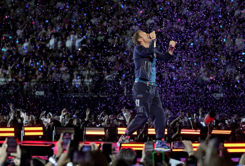 2025年6月6日,刻正举行全球巡演的英国酷玩乐团主唱马汀在美国赌场拉斯维加斯登台献艺。(法新社) 2025年6月6日,刻正举行全球巡演的英国酷玩乐团主唱马汀在美国赌场拉斯维加斯登台献艺。(法新社)