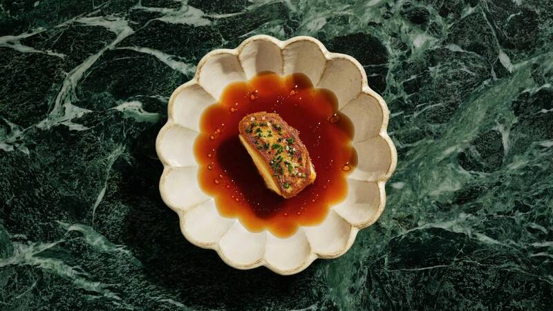 澳洲新创公司Vow推出以日本鹌鹑细胞培养制成的人造鹅肝「Forged Gras」,图为搭配高汤上桌的成品,在墨尔本高级餐厅供应。(图撷取自Vow公司) 澳洲新创公司Vow推出以日本鹌鹑细胞培养制成的人造鹅肝「Forged Gras」,图为搭配高汤上桌的成品,在墨尔本高级餐厅供应。(图撷取自Vow公司)