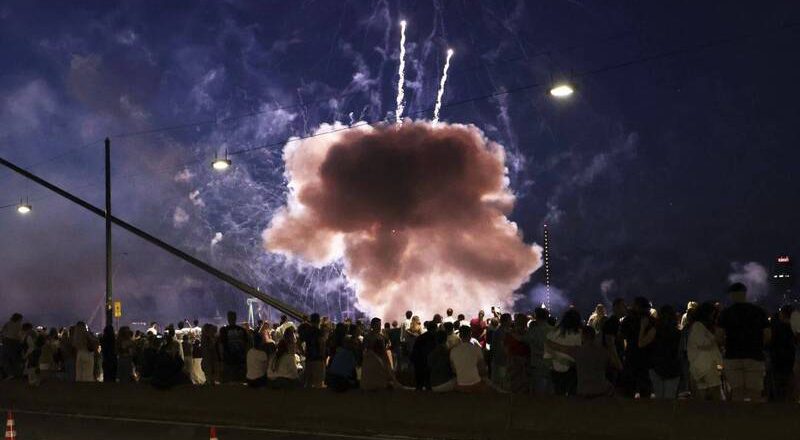 德国烟火观众面前爆炸酿19伤 烟火射向人群惊悚瞬间曝
