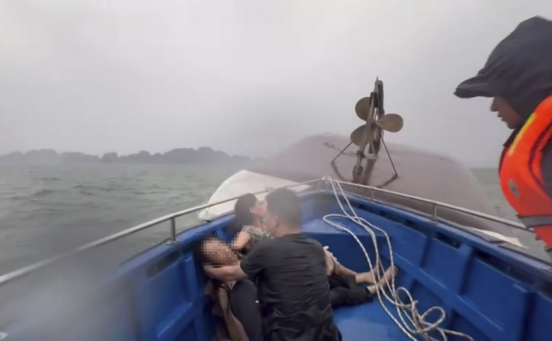 越南下龙湾昨日发生船难，已知38死、11人获救，目前仍有4人下落不明。（美联社）