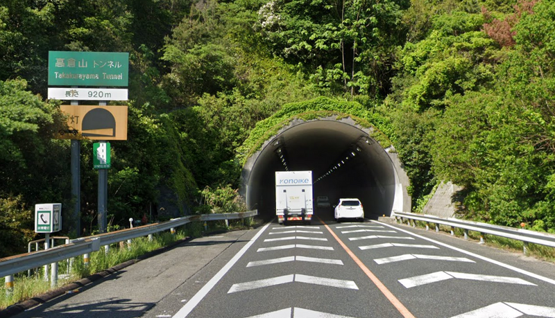 日本阪和高速公路高仓山隧道发生6车连环撞,造成10人受伤送医。(图撷自Google街景) 日本阪和高速公路高仓山隧道发生6车连环撞,造成10人受伤送医。(图撷自Google街景)