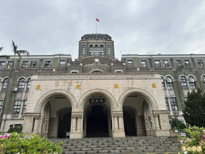 惩戒法院认为，2人行为严重损及警察机关信誉、形象，判降一级改叙。（记者吴升儒摄）