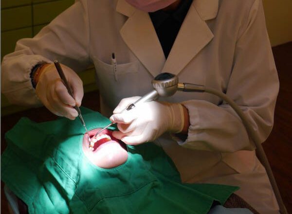 真是佛心?一颗假牙收8000元 原来牙医师只有国中毕业