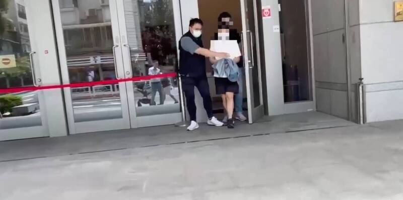 恶狼涉嫌性侵妻子闺蜜,警方将其逮捕后移送台北地检署侦办。(记者陆运锋翻摄) 恶狼涉嫌性侵妻子闺蜜,警方将其逮捕后移送台北地检署侦办。(记者陆运锋翻摄)