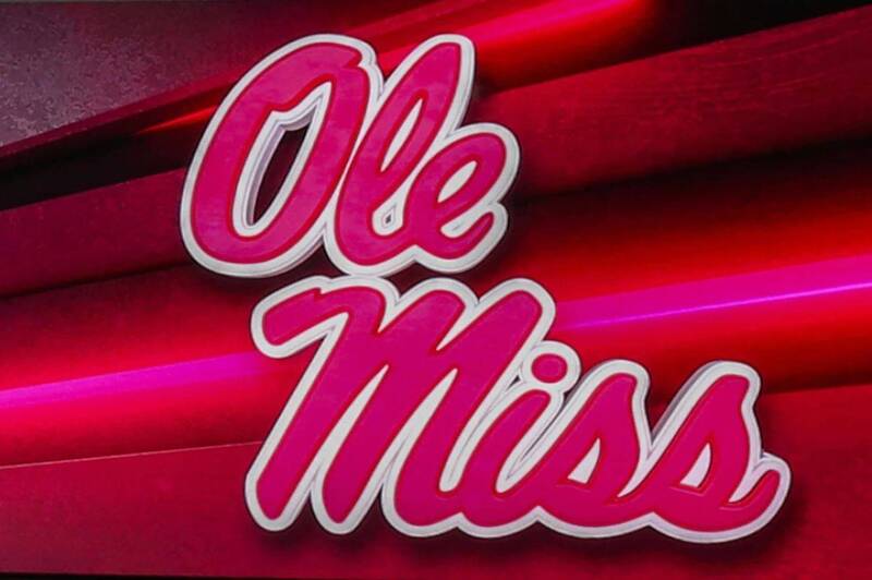 美国密西西比大学橄榄球新星于19日在田纳西州1起枪击案中死亡,图为密西西比大学球队标志。(美联社) 美国密西西比大学橄榄球新星于19日在田纳西州1起枪击案中死亡,图为密西西比大学球队标志。(美联社)