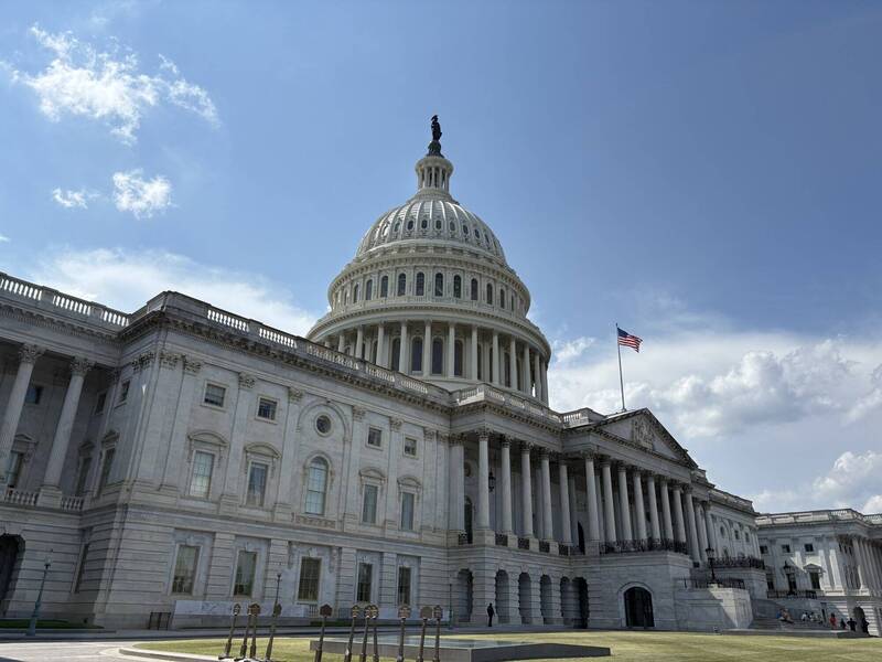 美國眾議院日前通過法案,禁止國防部展示將台灣納入中國的地圖。這是眾議院繼要求國務院後,再次通過法案規定行政部門展示「誠實地圖」。提案議員強調,法案反映簡單的現實,「中國是中國,台灣是台灣」。(中央社) 美國眾議院日前通過法案,禁止國防部展示將台灣納入中國的地圖。這是眾議院繼要求國務院後,再次通過法案規定行政部門展示「誠實地圖」。提案議員強調,法案反映簡單的現實,「中國是中國,台灣是台灣」。(中央社)