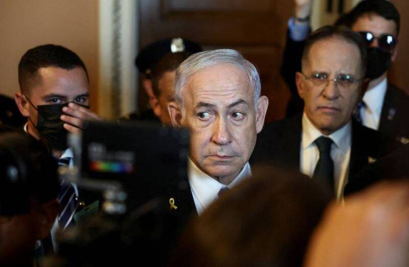 以色列總理納坦雅胡傳食物中毒接受治療，其涉及的貪腐案聽證會被迫延期。（路透）