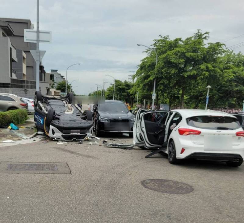 发生事故的路口，计程车当场翻覆。（民众提供）