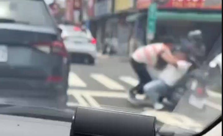 骑单车逆向险撞机车骑士 双方口角打架虽不互告警仍送办