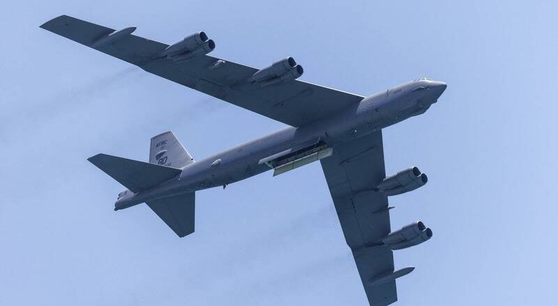 美国客机险和B-52轰炸机相撞  机师紧急闪避