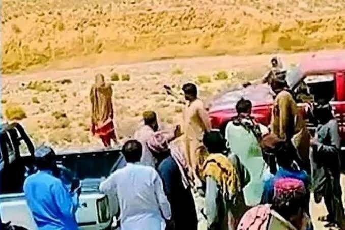 巴基斯坦西警方表示,十多名男子因涉嫌参与「荣誉谋杀」而被捕。(撷自X@IbadanWatch) 巴基斯坦西警方表示,十多名男子因涉嫌参与「荣誉谋杀」而被捕。(撷自X@IbadanWatch)