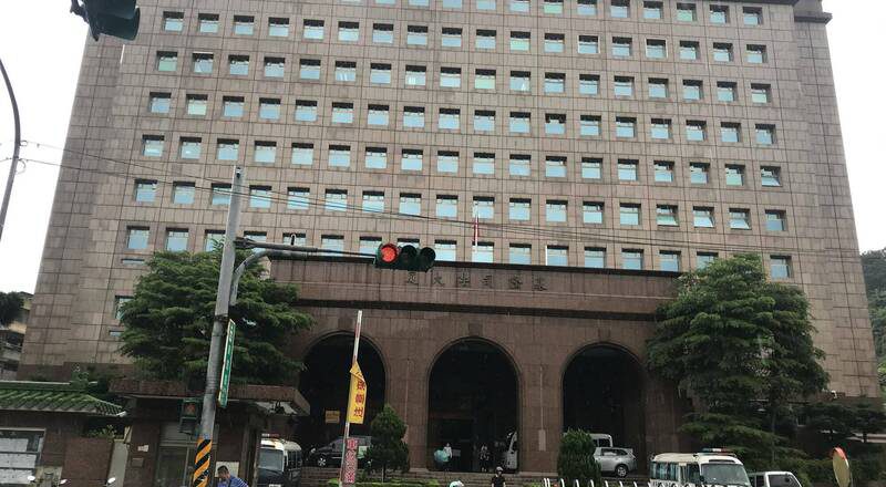 满车刀枪、手铐和毒品 基隆男被查获裁罚1万