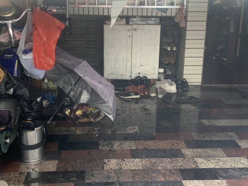 高雄鼓山民宅今早发生火警所幸无人伤亡,疑蚊香引燃杂物。(民众提供) 高雄鼓山民宅今早发生火警所幸无人伤亡,疑蚊香引燃杂物。(民众提供)