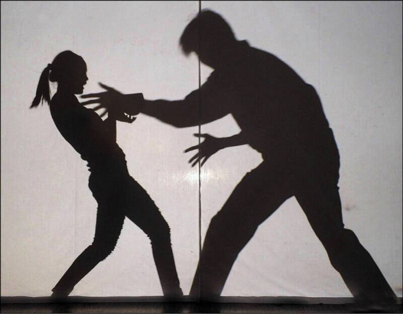 父执辈22年前露鸟磨蹭6岁女童挨告。性骚扰示意图。（情境照）