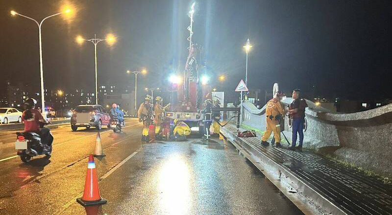 台中大里内新桥1天2人坐护栏 幸未酿憾事