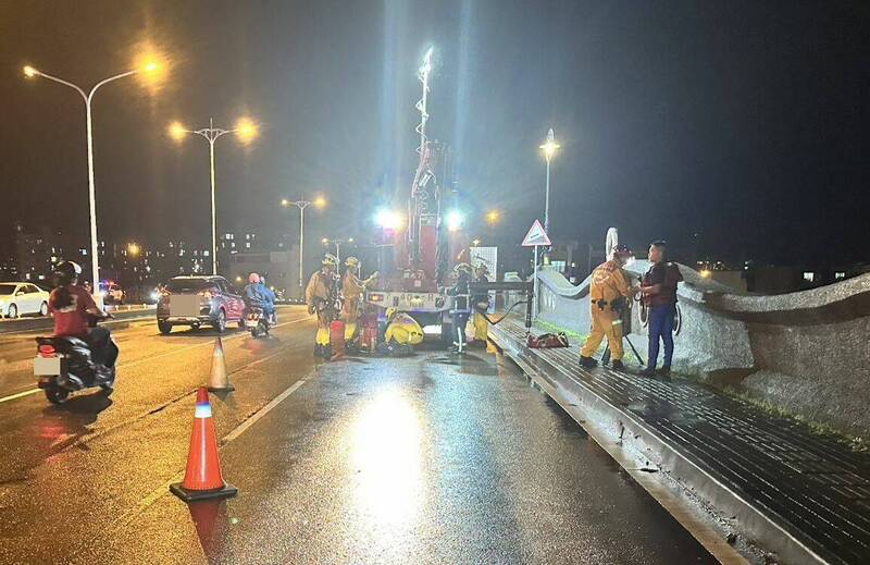 台中大里内新桥，今天1天发生两件疑似想跳桥案件，目前救难人员漏夜在现场搜寻中。（民众提供）