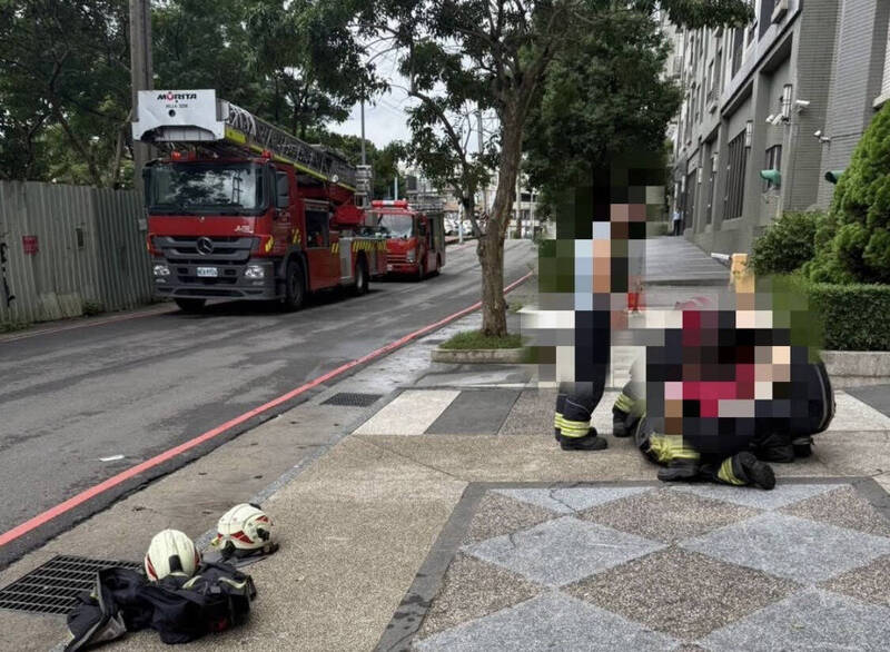 桃园中坜一名通缉犯疑因不愿入监服刑，情绪激动扬言「若警察靠近就从3楼跳下」，警方做好防护将他压制送医。（取材自脸书「内坜大小事」）