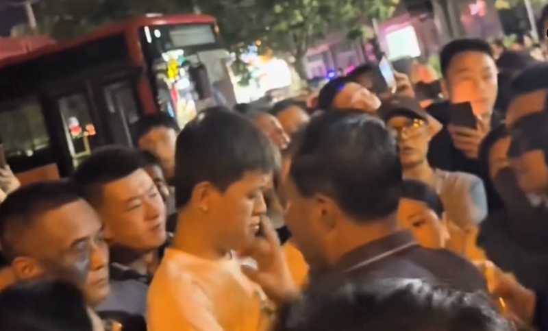 甘肃天水大批家长20日晚间走上街头维权抗议。(图翻摄自X平台) 甘肃天水大批家长20日晚间走上街头维权抗议。(图翻摄自X平台)