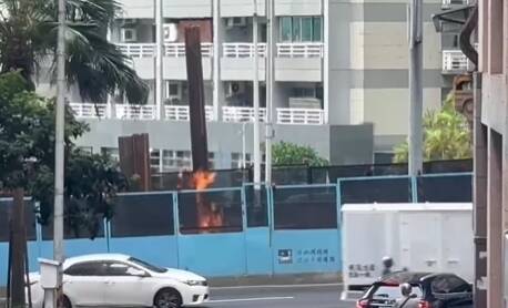 新北淡北道路工程今因不慎挖破瓦斯管線，致施工現場起火燃燒。（擷取自議員鄭宇恩臉書）