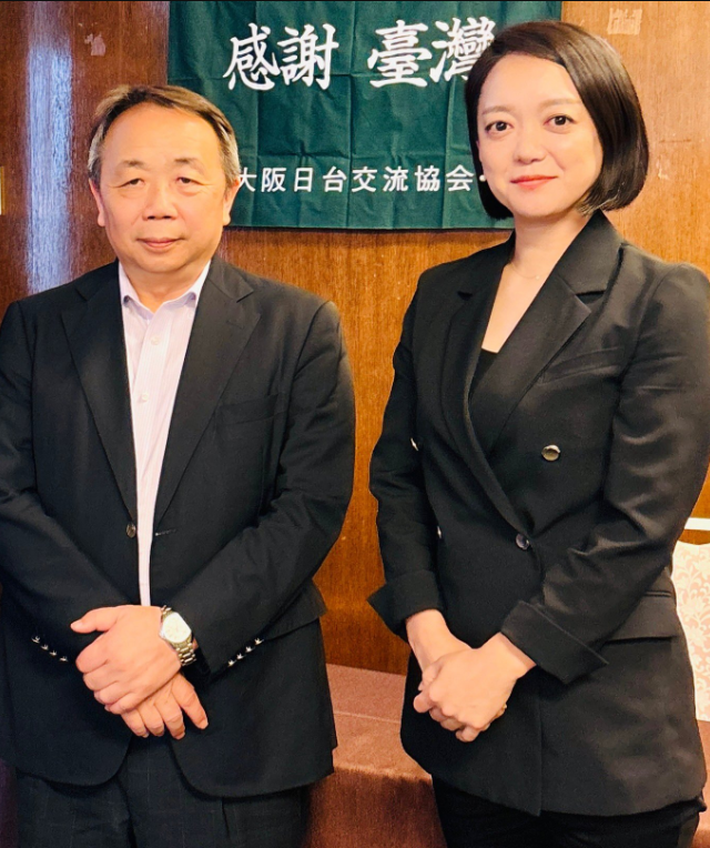 反共的中裔政治评论家石平(左)当选日本参议员,他认为所有归化为日本人的政治家都应该公开自己的出身。图为石平今年6月底在大阪日台交流协会演讲。(图撷自日本维新会丰中市议员横尾しずか「X」帐号) 反共的中裔政治评论家石平(左)当选日本参议员,他认为所有归化为日本人的政治家都应该公开自己的出身。图为石平今年6月底在大阪日台交流协会演讲。(图撷自日本维新会丰中市议员横尾しずか「X」帐号)