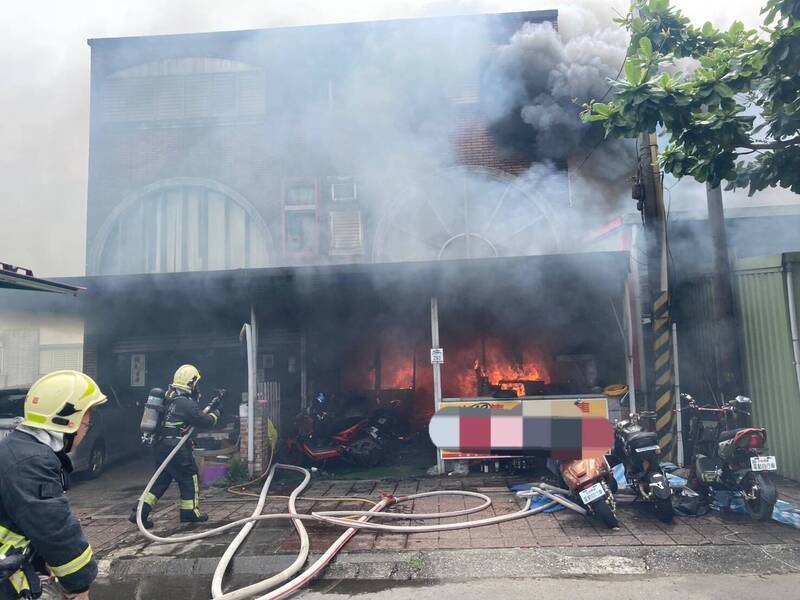 苏澳镇苏滨路透天厝大火，造成印尼移工与怀孕妻罹难，起火点疑在1楼停业快炒店。（图由宜县消防局提供）