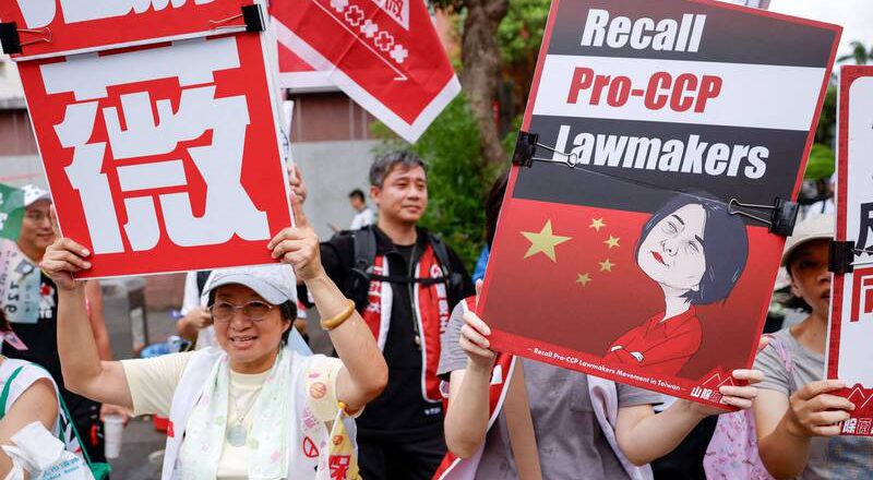 神助攻还是猪队友?路透:北京高调挺蓝营 恐为台湾罢免案帮倒忙