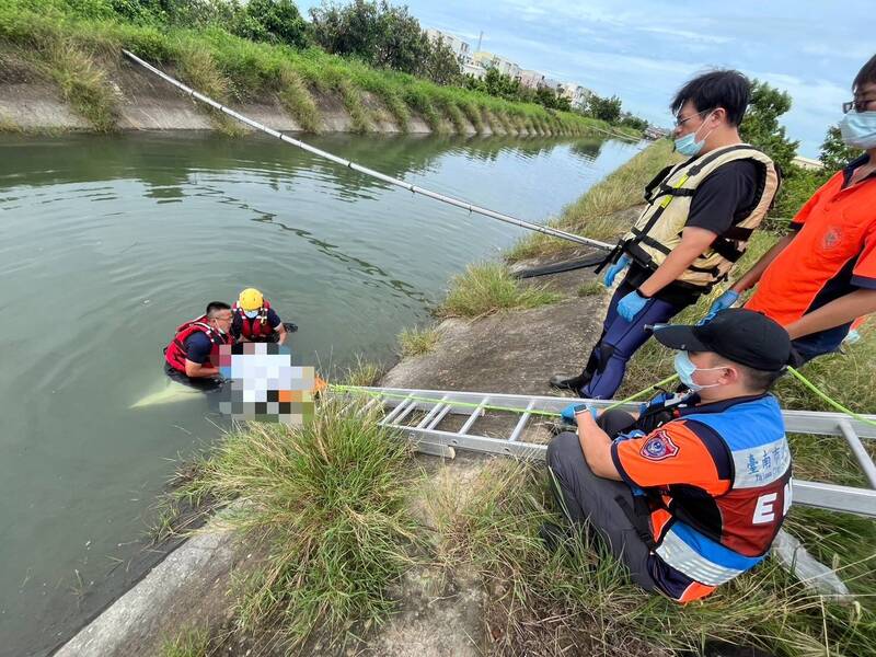 8旬谢姓老妇今日上午前往田间工作,疑骑机车不慎掉落嘉南大圳支线,南市消防局获报后赶往救溺,老妇打捞上岸已无生命征象,详细原因待警方进一步调查。(图由民众提供) 8旬谢姓老妇今日上午前往田间工作,疑骑机车不慎掉落嘉南大圳支线,南市消防局获报后赶往救溺,老妇打捞上岸已无生命征象,详细原因待警方进一步调查。(图由民众提供)