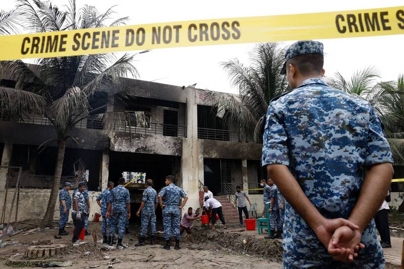 孟加拉首都达卡21日发生严重空难意外,1架空军F-7 BGI战机在例行训练任务中,坠落一所学校,造成至少27人死亡、88人受伤送医,其中多数为烧烫伤。(路透) 孟加拉首都达卡21日发生严重空难意外,1架空军F-7 BGI战机在例行训练任务中,坠落一所学校,造成至少27人死亡、88人受伤送医,其中多数为烧烫伤。(路透)
