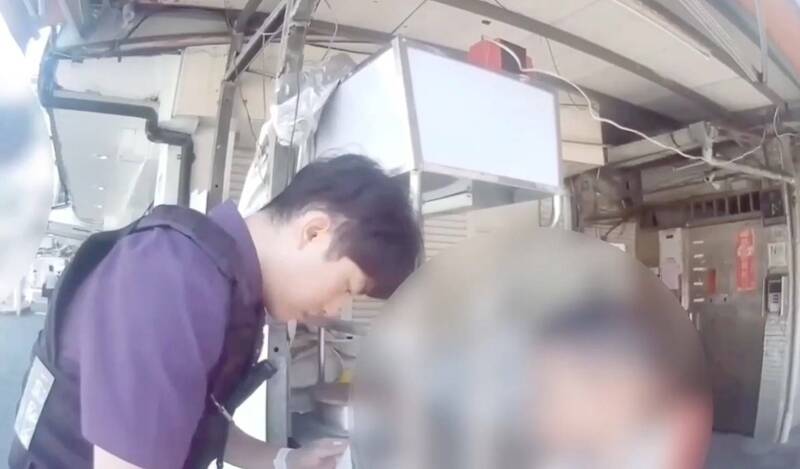 员警现场安抚迷途男童画面。（记者郑景议翻摄）