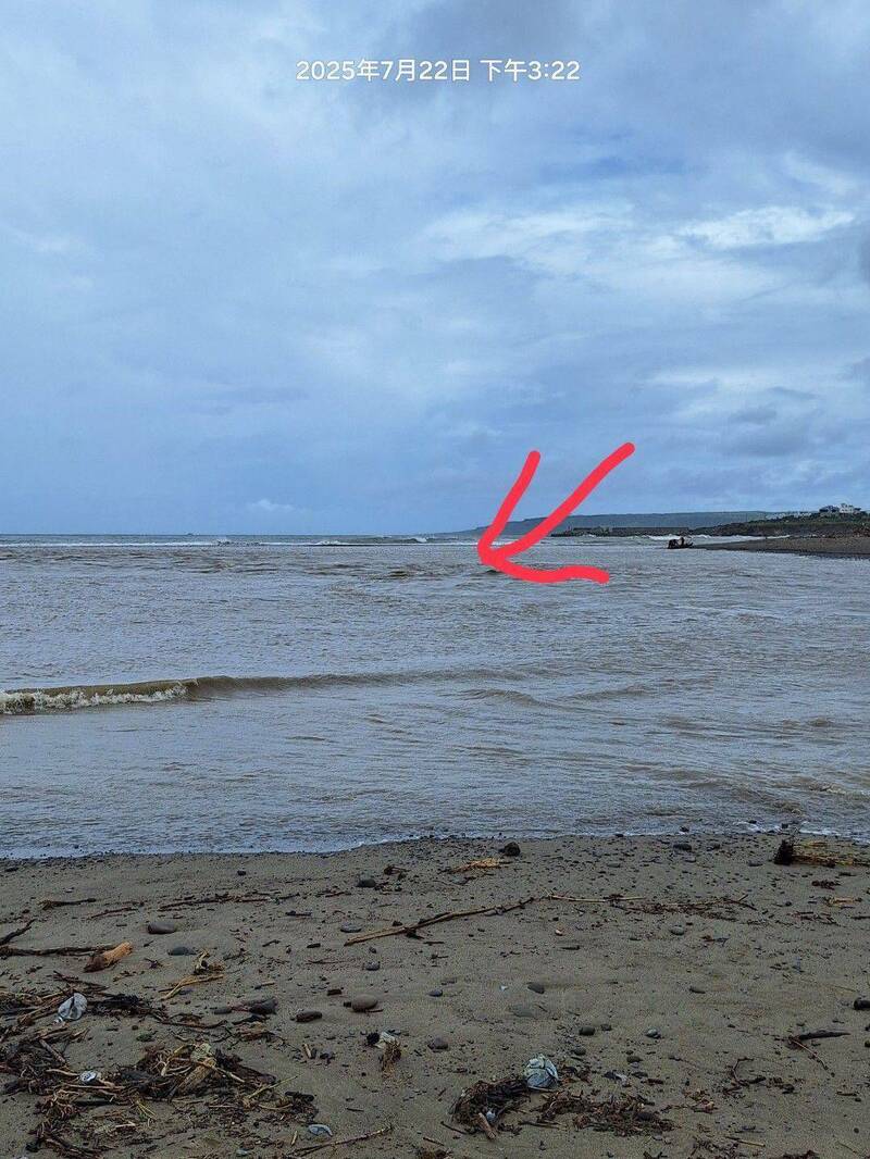 佳乐水57岁男子捡石头落海。(民众提供) 佳乐水57岁男子捡石头落海。(民众提供)