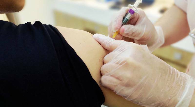 打AZ疫苗5個月後亡、家屬求償百萬 法院：不符合保單「住所意外事故」