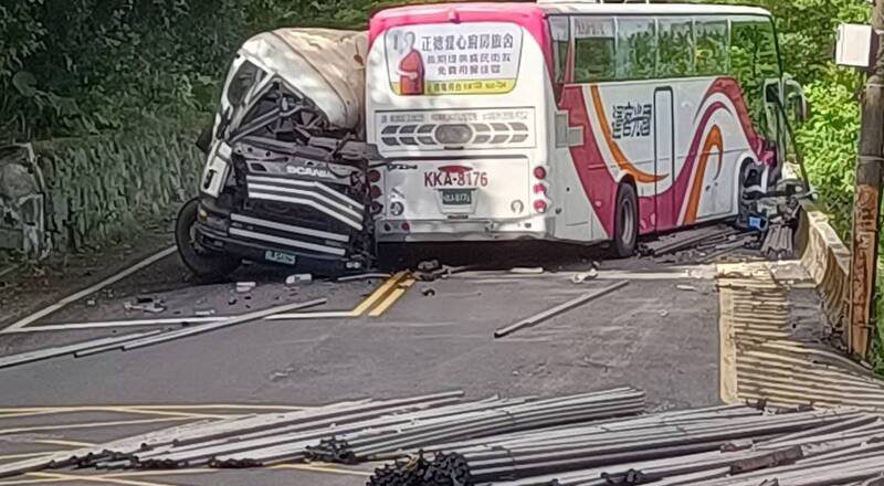 疑因超載釀禍? 新北萬里砂石車滿載鋼條失控撞上國光客運釀1死14傷