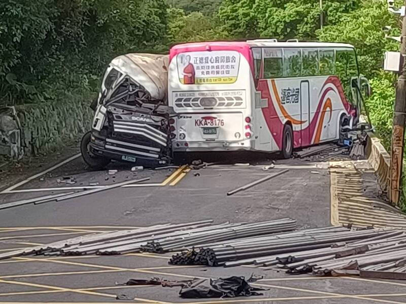 满载钢条的砂石车行经下坡路段时,轮胎失控打滑,偏离车道驶入对向车道,撞上正要上坡的1815国光客运,车上数10条钢条在2车撞击后喷飞,还好未喷飞入客运车内,否则后果不堪设想。(记者林嘉东翻摄) 满载钢条的砂石车行经下坡路段时,轮胎失控打滑,偏离车道驶入对向车道,撞上正要上坡的1815国光客运,车上数10条钢条在2车撞击后喷飞,还好未喷飞入客运车内,否则后果不堪设想。(记者林嘉东翻摄)