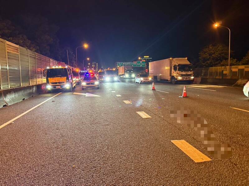 任职台中监理所的张男，行车时突然摔出车外，短短7秒被8辆车辗过。（记者洪美秀翻摄）