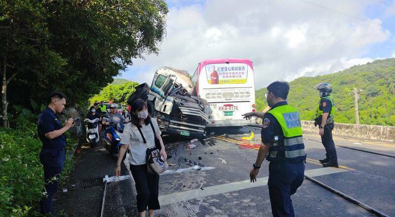 萬里撞國光客運砂石車駕駛 三總：意識清醒檢查中
