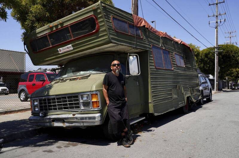 美国旧金山于22日通过1项停车新法，今后将禁止无家可归的民众住在停在路边的房车。（美联社）