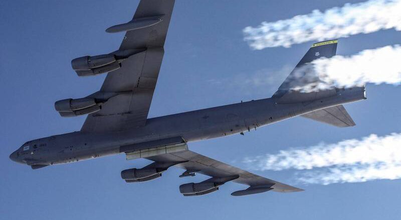 B-52轰炸机差点撞客机 美空军：塔台未告知民航机进场