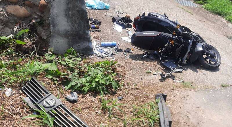 台1線通霄段車禍 機車車頭幾乎全毀、騎士送醫