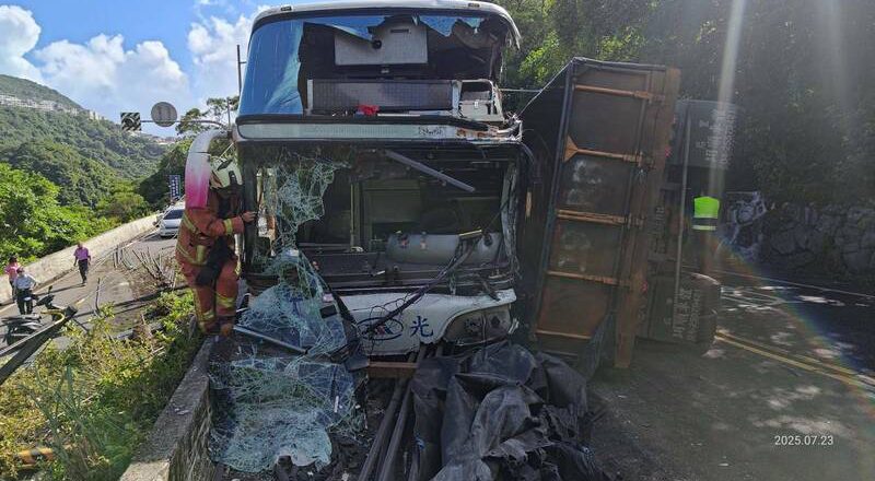 警員正好目擊！砂石車撞客運1死14傷 他上班途中馬上投入救援