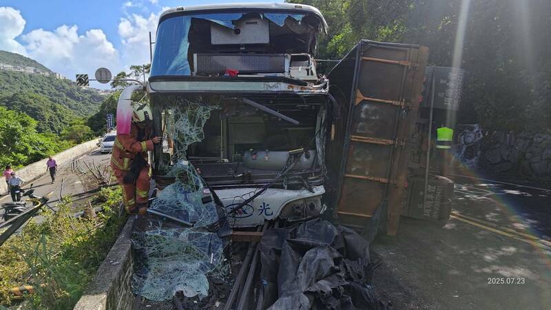 新北市万里区中福路段上午发生砂石车与1815国光客运对撞事故,造成1死14伤。(记者林嘉东翻摄) 新北市万里区中福路段上午发生砂石车与1815国光客运对撞事故,造成1死14伤。(记者林嘉东翻摄)