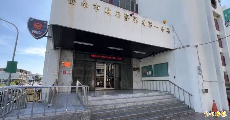 林男疑泼漆遭拘提,躲屋内房间,警方翻找钥匙被控窃盗与违法搜索,警方驳斥抹黑,称全程录影并符合法规。(记者王捷摄) 林男疑泼漆遭拘提,躲屋内房间,警方翻找钥匙被控窃盗与违法搜索,警方驳斥抹黑,称全程录影并符合法规。(记者王捷摄)