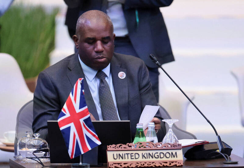 英国今(23)日对涉嫌协助非法偷渡英吉利海峡的个人与团体实施制裁。外交大臣拉米称此为里程碑时刻。(路透) 英国今(23)日对涉嫌协助非法偷渡英吉利海峡的个人与团体实施制裁。外交大臣拉米称此为里程碑时刻。(路透)