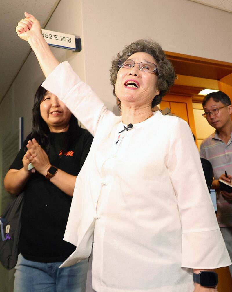 南韩性侵受害者崔末子23日走出釜山地方法院,高喊三次「我们赢了」。(法新社) 南韩性侵受害者崔末子23日走出釜山地方法院,高喊三次「我们赢了」。(法新社)