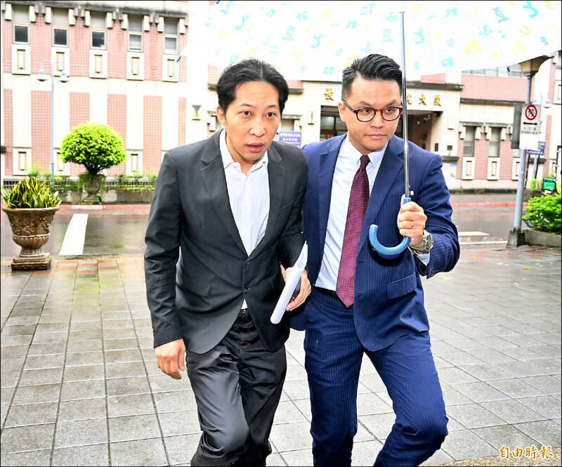 「街口支付」创办人胡亦嘉(左)在律师陪同出庭时强调,自己「绝对不会逃亡」。(资料照,记者罗沛德摄) 「街口支付」创办人胡亦嘉(左)在律师陪同出庭时强调,自己「绝对不会逃亡」。(资料照,记者罗沛德摄)