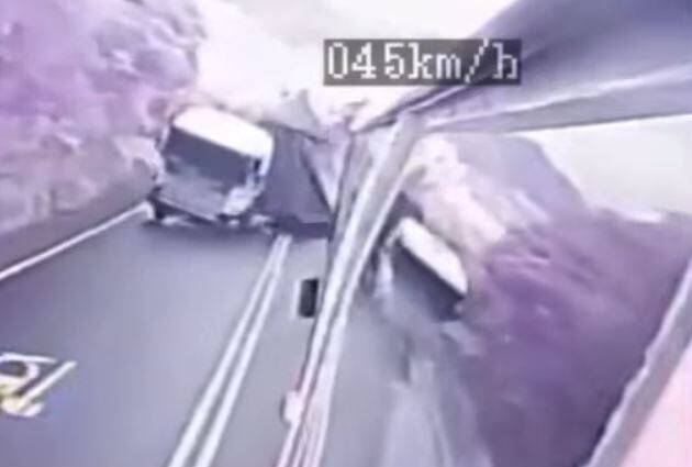 客运视角曝光揭砂石车跨越对向车道相撞瞬间。(图撷自脸书「记者爆料网」) 客运视角曝光揭砂石车跨越对向车道相撞瞬间。(图撷自脸书「记者爆料网」)